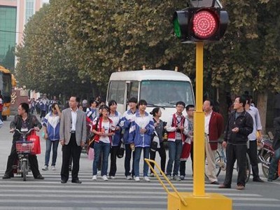 洮南市移动式太阳能红绿灯 单层四面交通信号灯生产厂家图3